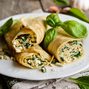 Блины фаршированные луком и яйцом.